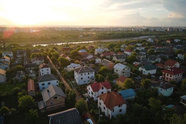 Luchtmening van woonhuizen in landelijk gebied in de voorsteden bij zonsondergang