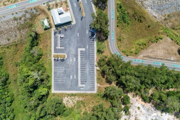 Luchtmeningshommel schot van parkeerterrein in openlucht voertuigen in het park