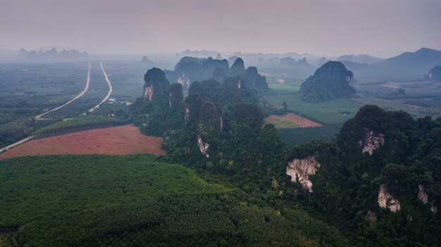 Luchtmeningslandschap van Berg in Krabi Thailand