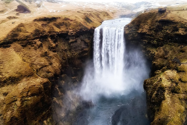 Foto luchtmeningswaterval dichtbij van beroemde skogar-waterval in ijsland