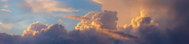 Luchtpanorama Prachtige dramatische grote wolken in de lucht Landschap van de kracht van hemel en natuur Ruimte kopiëren