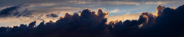 Luchtpanorama Prachtige dramatische grote wolken in de lucht Landschap van de kracht van hemel en natuur Ruimte kopiëren