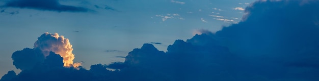 Luchtpanorama Prachtige dramatische grote wolken in de lucht Landschap van de kracht van hemel en natuur Ruimte kopiëren