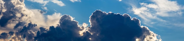 Luchtpanorama Prachtige dramatische grote wolken in de lucht Landschap van de kracht van hemel en natuur Ruimte kopiëren