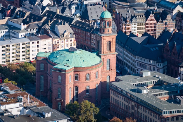 Luchtpanorama stadsbeeld van Frankfurt am Main Duitsland met de historische paulskirche