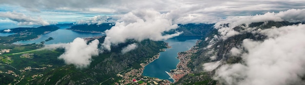 Luchtpanorama van de baai van Kotor van boven de wolken, Montenegro