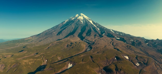 Luchtpanorama van de Koryaksky-vulkaan