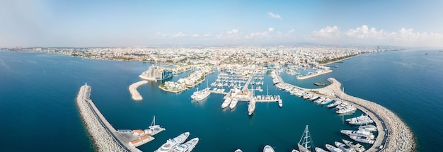 Luchtpanorama van de mooie jachthaven in Limassol Cypru