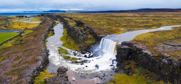 Luchtpanorama van de Oxarafoss-watervallen in IJsland