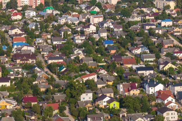 Luchtpanorama van groen dorp met homestads huizen schuren en onverharde weg in bos