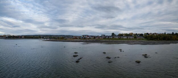 Luchtpanorama van het kleine stadje aan de kust van de Atlantische Oceaan