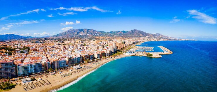 Luchtpanorama van het strand en de haven van de stad Fuengirola