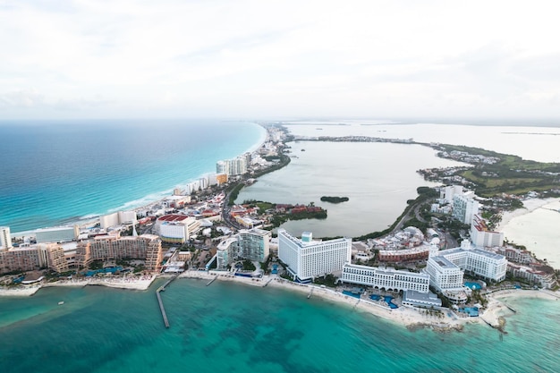 Luchtpanorama van het strand van Cancun en de stadshotelstreek in het mexico-Caribische kustlandschap van