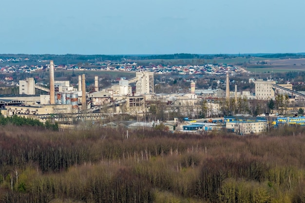 Luchtpanorama van pijpen vanaf een oude verlaten fabriek