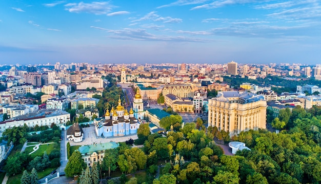 Luchtpanorama van st. michaels golden-domed-klooster, ministerie van buitenlandse zaken en saint sophia-kathedraal in kiev - oekraïne