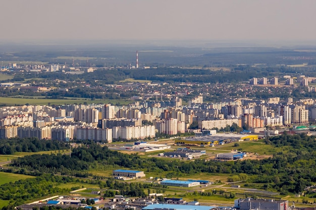 Luchtpanorama vanaf grote hoogte op rode daken van de oude grote stad met wolkenkrabbers en witte pluizige wolken