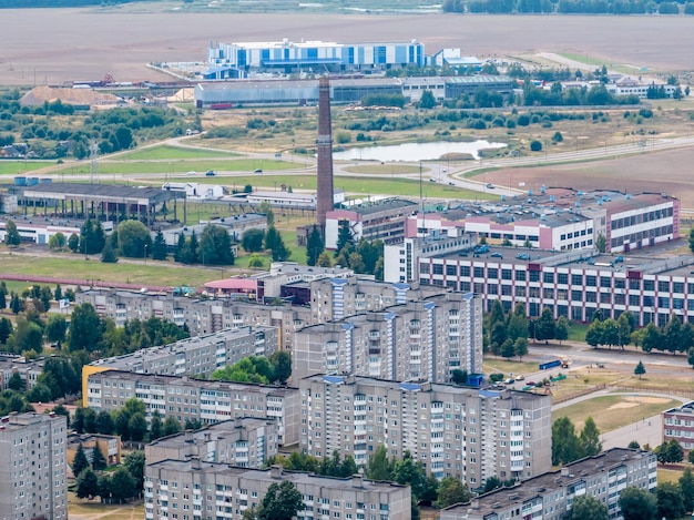 Luchtpanorama vanaf grote hoogte van een kleine provinciestad met een particuliere sector en hoogbouw appartementsgebouwen