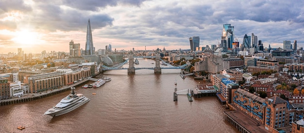 Luchtpanoramisch uitzicht op de zonsondergang op de london tower bridge en de rivier de theems