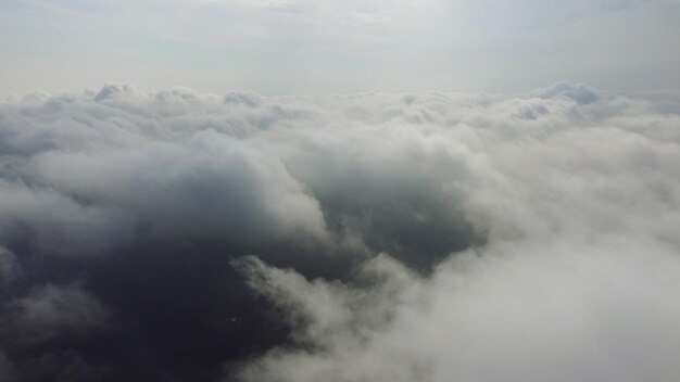Luchtperspectief van vliegen over wolken