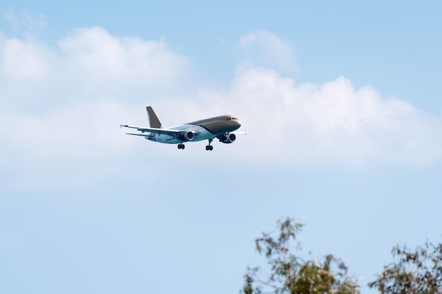 Luchtvaart, reizen, luchtvervoer concept. Passagiers commerciële vliegtuig of zakelijke jet vliegen tussen de wolken.