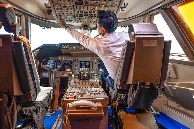 Luchtvaartpiloot werk in de cockpit