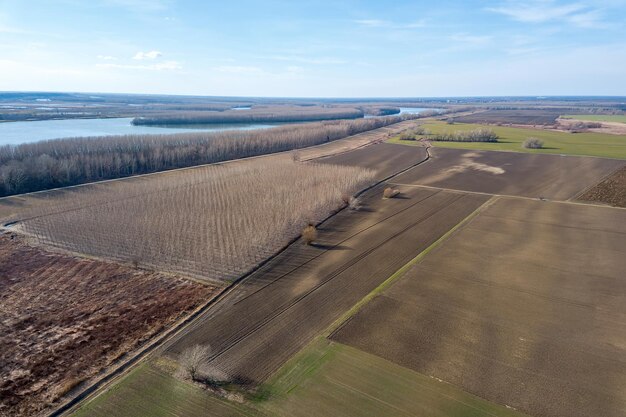 Luchtvelden in het vroege voorjaar. Luchtfoto van velden met verschillende soorten landbouw in het vroege voorjaar