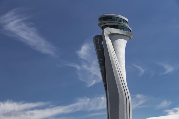 Luchtverkeersleidingstoren van de nieuwe luchthaven van Istanbul