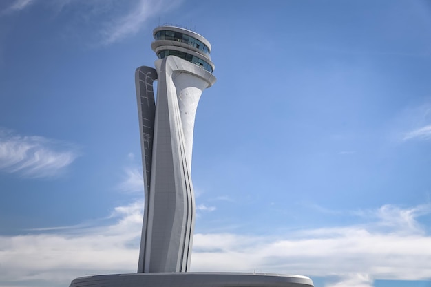 Luchtverkeersleidingstoren van de nieuwe luchthaven van Istanbul