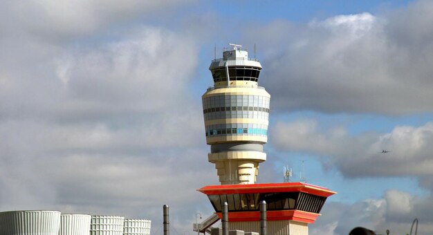 Luchtverkeerstoren met vliegtuig