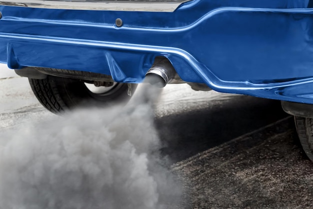 Luchtvervuiling door uitlaatpijp van voertuigen op de weg