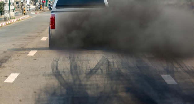 Luchtvervuilingscrisis in de stad door de uitlaatpijp van dieselvoertuigen op de weg