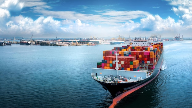 Foto luchtzijaanzicht van vrachtschip met container en rennen voor exportgoederen van vrachtwerfhaven naar aangepaste oceaanconcepttechnologie transport inklaring