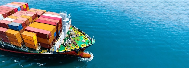 Luchtzijaanzicht van vrachtschip met container en rennen voor exportgoederen van vrachtwerfhaven naar aangepaste oceaanconcepttechnologie transport inklaring