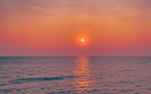 Luchtzonsondergang bij strandlandschap Of het nu gaat om de warme tinten van een zonsopgang of zonsondergang