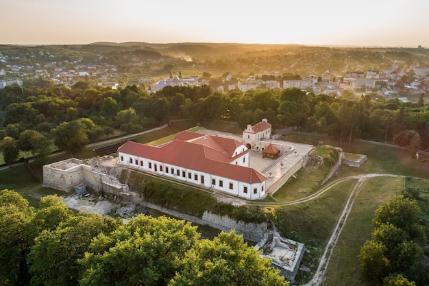 Luchtzonsondergangmening van een Zbarazh-kasteel in Zbarazh-stad Ternopil-gebied de Oekraïne