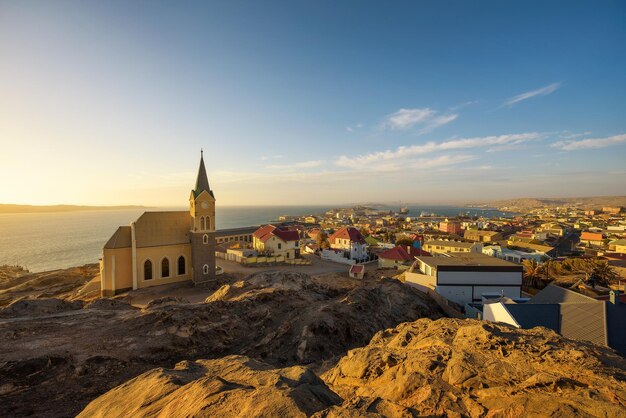 Luderitz in namibië met lutherse kerk genaamd felsenkirche bij zonsondergang