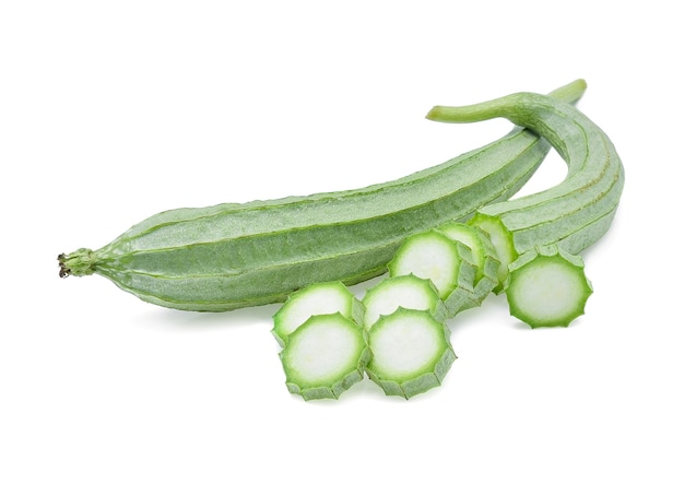 흰색 배경에 고립 된 Luffa acutangula