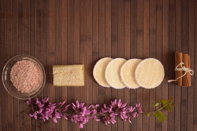 Sapone esfoliante naturale luffa e accessori per l'igiene personale in spugna su fondo di legno