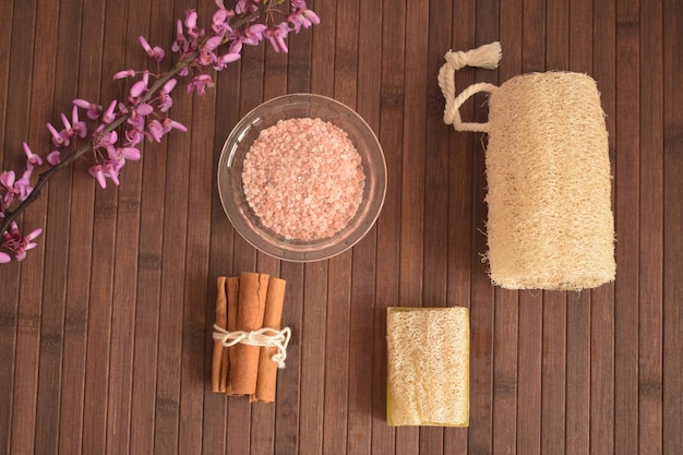 Luffa natuurlijke exfoliërende spons Himalaya zout accessoires voor persoonlijke hygiëne op een houten pagina