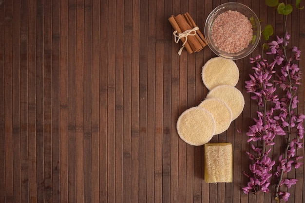 Luffa natuurlijke exfoliërende zeep en spons persoonlijke hygiëne accessoires op houten ondergrond