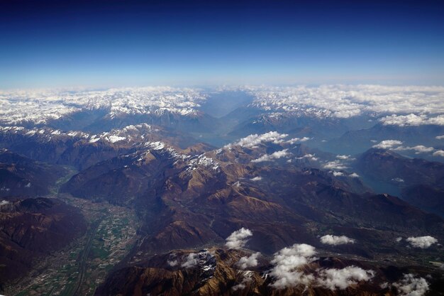 スイスのルガーノ湖 飛行機の風景からの空撮