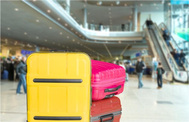 Багаж, состоящий из больших поликарбонатных чемоданов, изолированных на белом