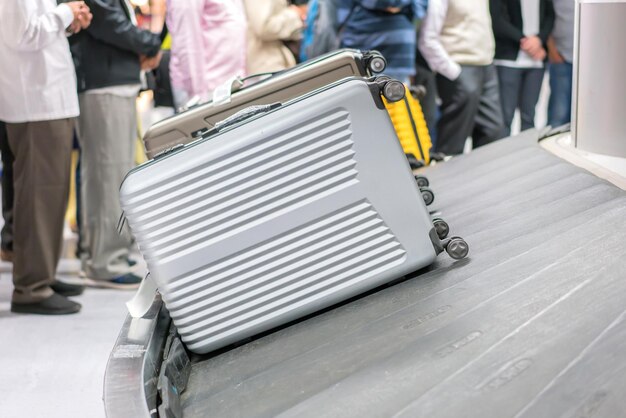 空港でコンベアベルトに乗った荷物