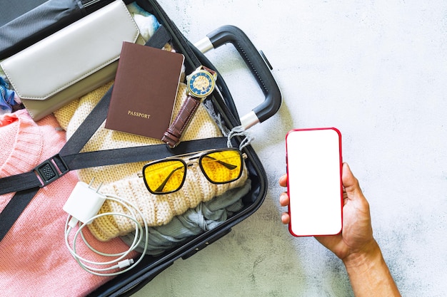 Bagagli e travelcostume attrezzatura da viaggio valigia passaporto occhiali da sole mappa di viaggio a pagamento