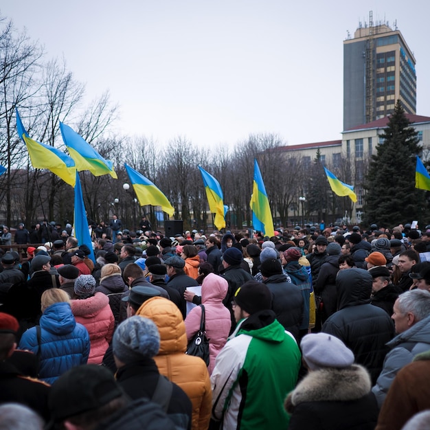 LUHANSK, OEKRANE - APRIL 5, 2014 Oekraïense activisten namen deel aan de rally met Oekraïense vlag