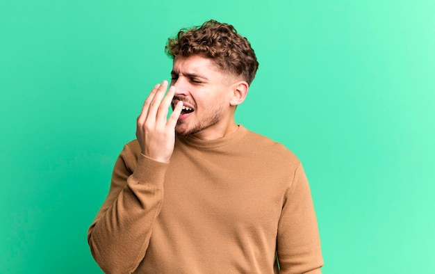 lui geeuwen 's morgens vroeg wakker worden en er slaperig uitzien, moe en verveeld