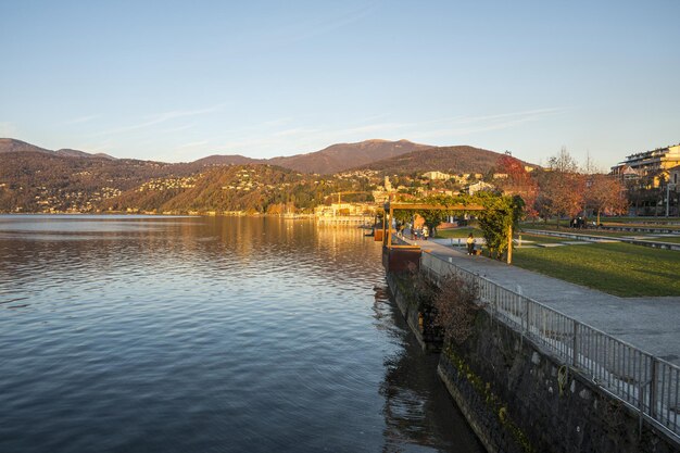 Foto luino italië - 12-06-2022 het prachtige meerpark in luino in het gouden uur