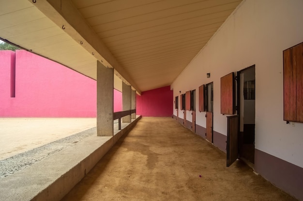 Luis Barragan's Cuadra San Cristobal roze muur endemische vegetatie en zandgrond op de achtergrond