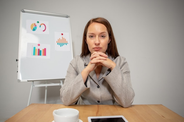 Luister. Jonge vrouw die in videoconferentie werkt met collega's, collega's op kantoor. Online zakendoen, onderwijs tijdens coronavirusisolatie en quarantaine. Werk, financiën, modern tech concept.