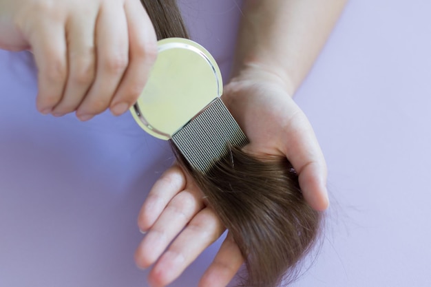 Luizenkam en donkerbruin haar